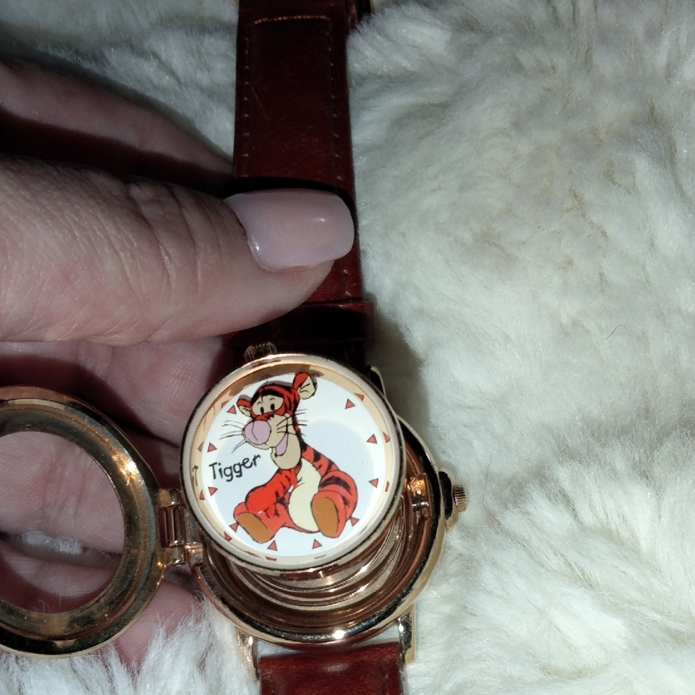 Disney Tigger Watch with Gold and Brown Accents - Picture 4 of 9